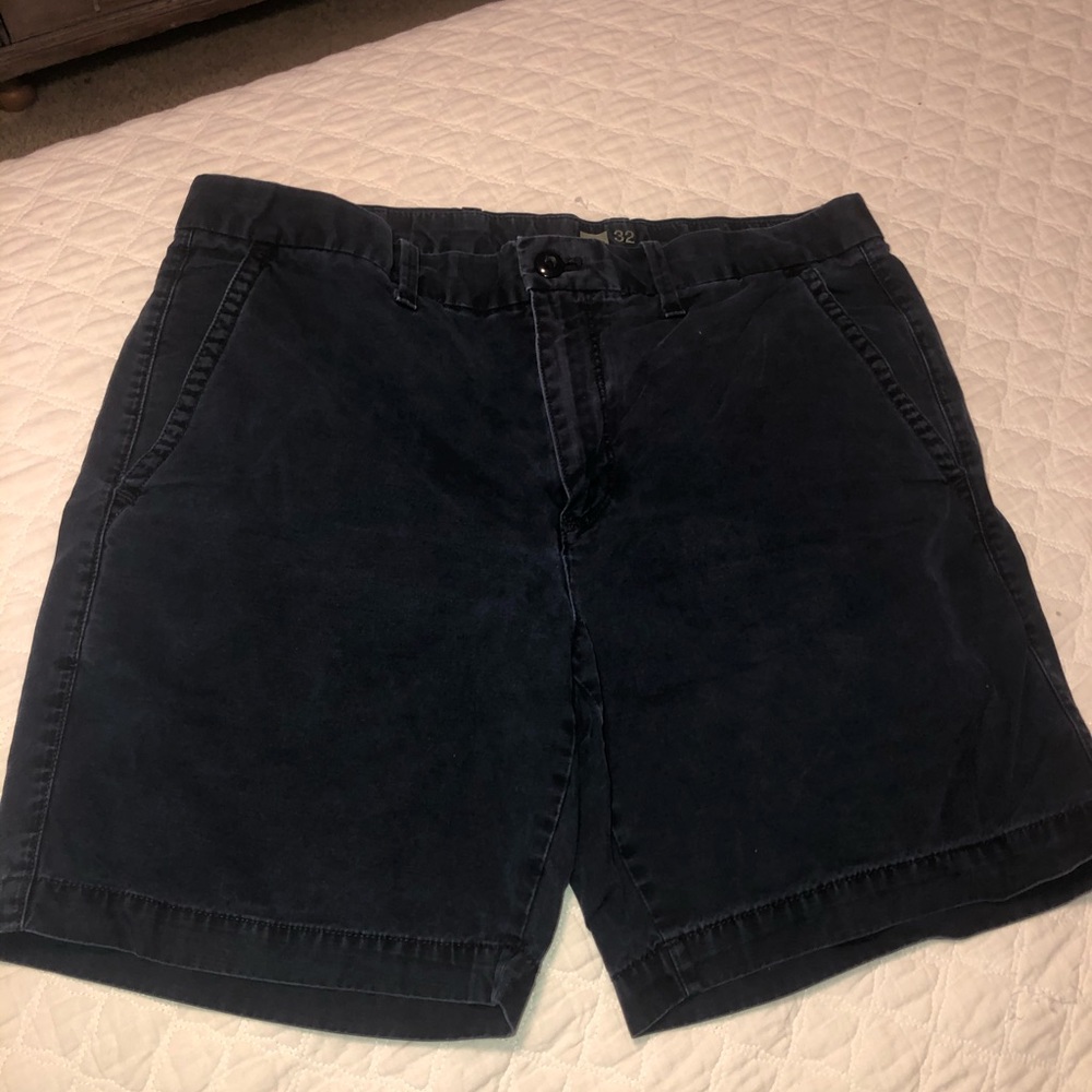 Men’s flat front Gap shorts.